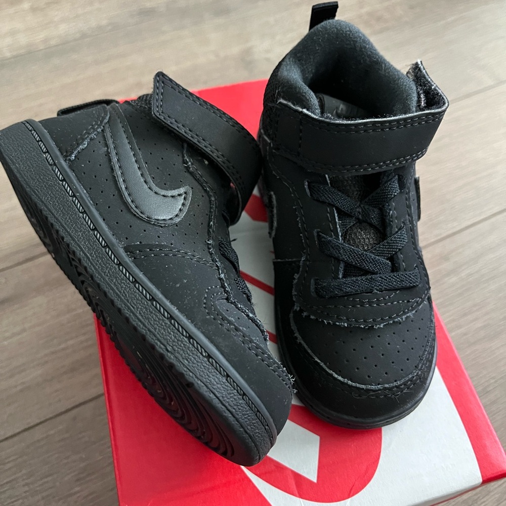 Nike Court Borough Mid